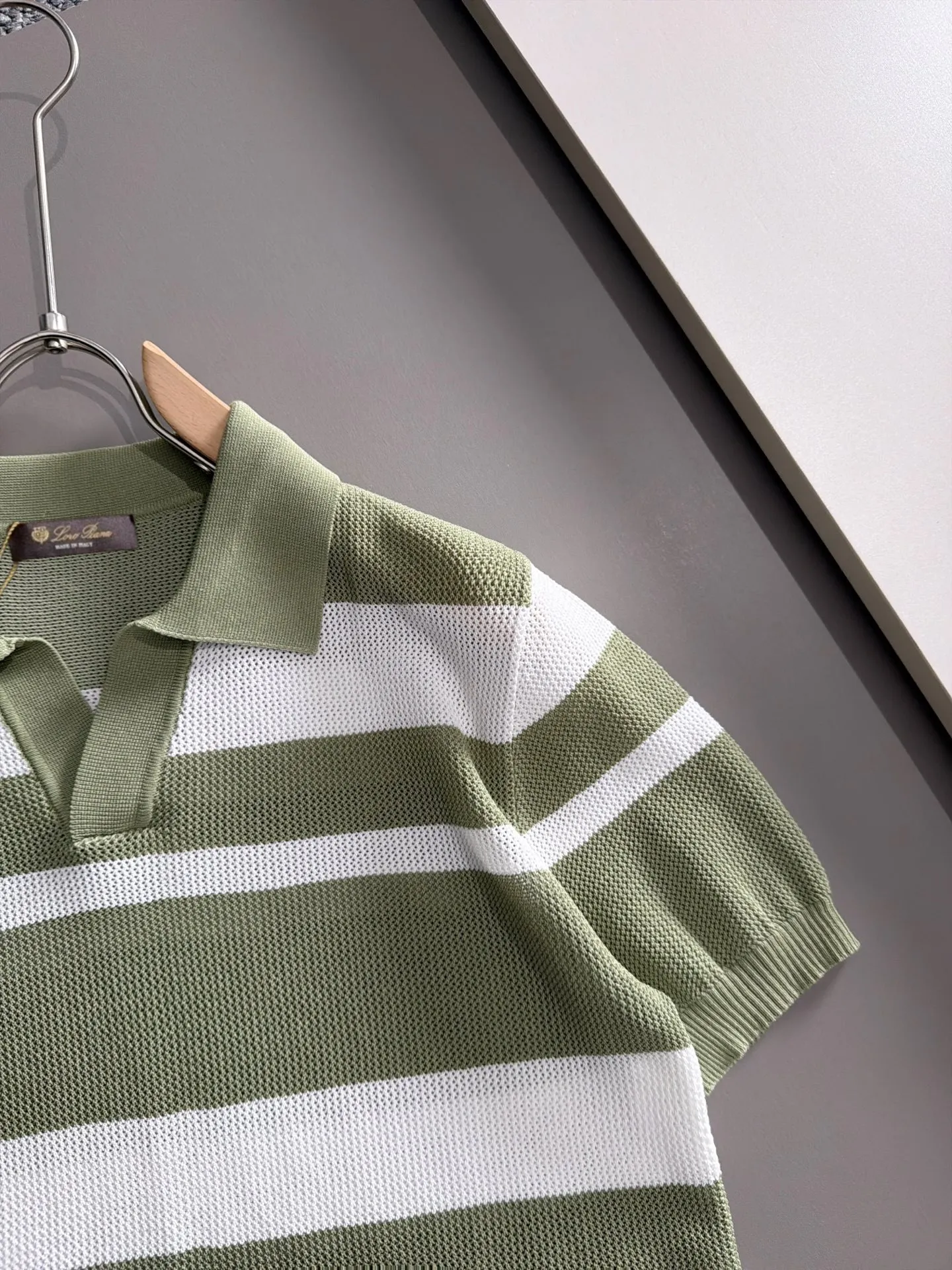 LP high quality Loro Piana 26ss New Arrival men's short-sleeved T-shirt. Made of combed cotton yarn knitted cotton fabric, no pressure when entering and exiting the counter. Exclusive control of raw materials. It feels substantial when weighed, and the upper body is more textured than ordinary T-shirts. This texture can handle the weather easily and is suitable for both hot and cold! Loose fit design, looks noble. The only correct version is available Size: M to 3XL